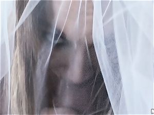 Stacey Hopkins boinking her fellow in a bridal veil